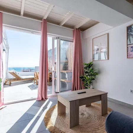 Cozy For Solo Traveller Or Young Couple With Stunning View To The Ocean Nyaraló