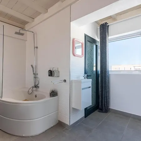 Cozy For Solo Traveller Or Young Couple With Stunning View To The Ocean *